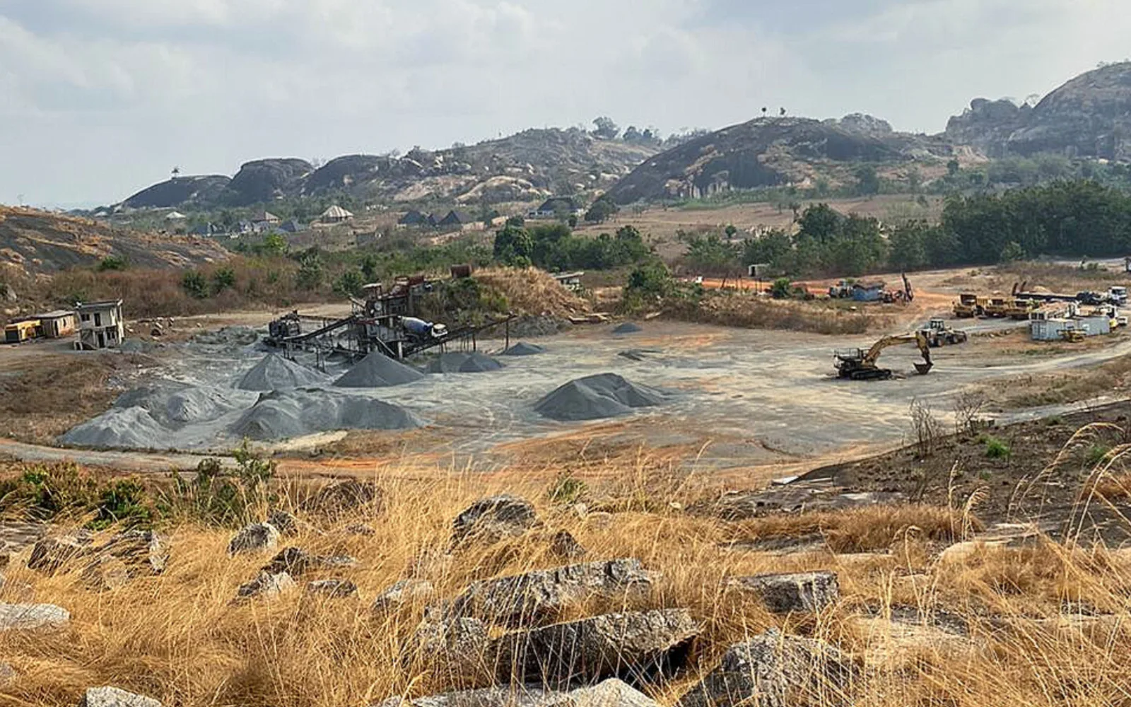 A dry landscape with dead grass typical of inland Southern California's semi-arid environment